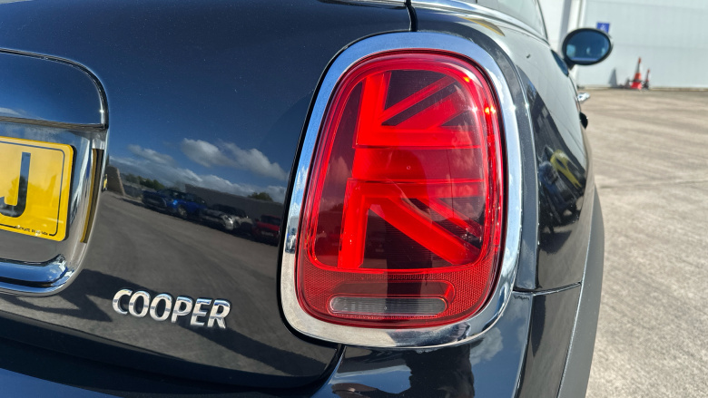 MINI Hatchback 1.5 Cooper Classic 3dr Petrol Hatchback